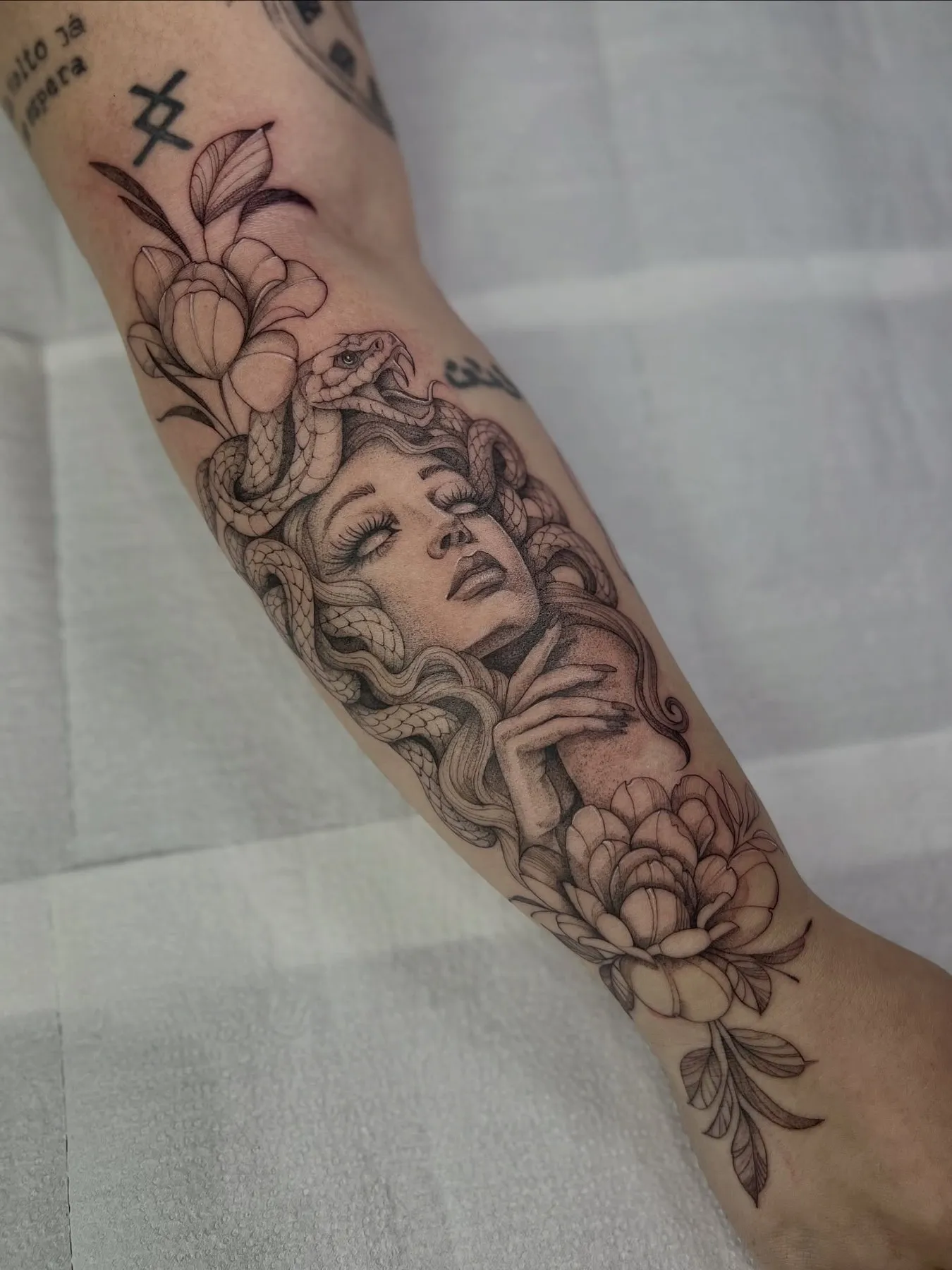 Tatuagem projetos autorais feita por Laura Teixeira