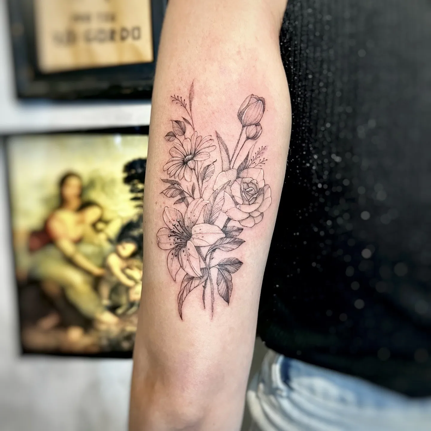 Tatuagem floral feita por Laura Teixeira