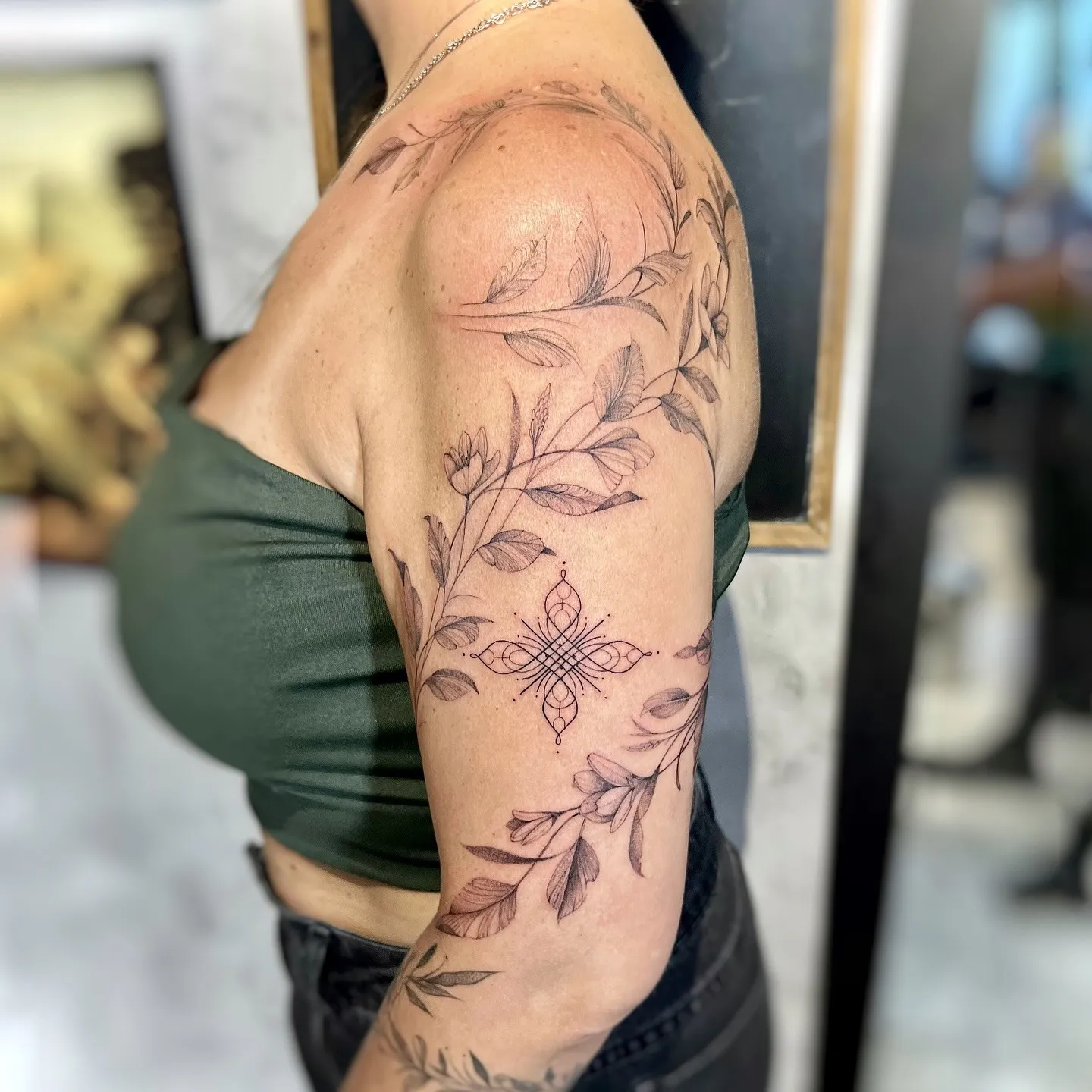 Tatuagem floral feita por Laura Teixeira